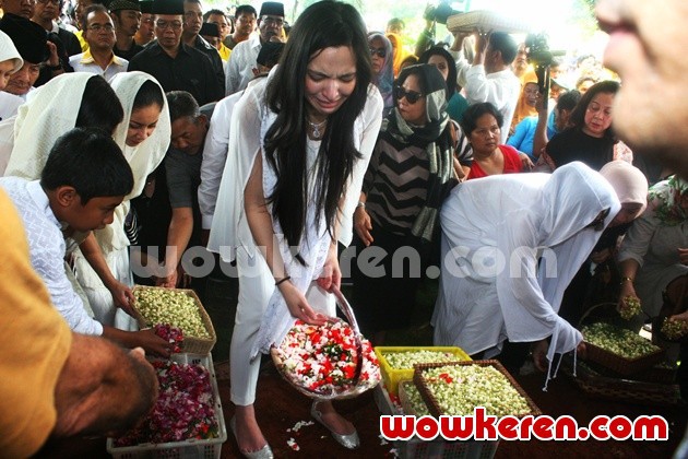 Gambar Foto Nia Ramadhani Selama Prosesi Pemakaman Ayahnya