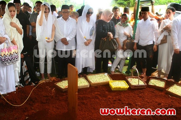 Gambar Foto Nia Ramadhani Selama Prosesi Pemakaman Ayahnya