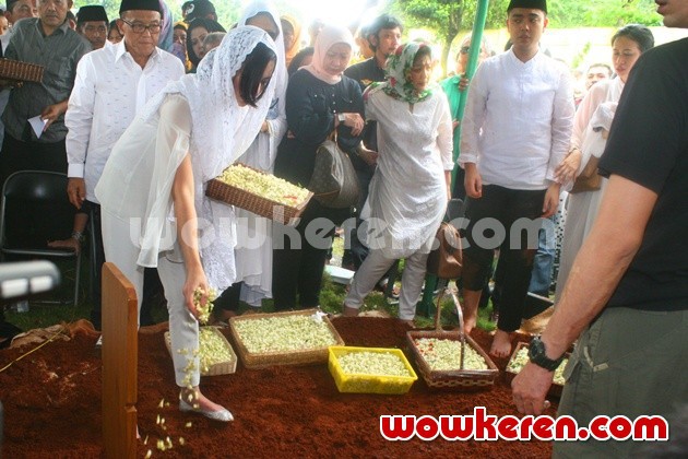 Gambar Foto Nia Ramadhani Selama Prosesi Pemakaman Ayahnya