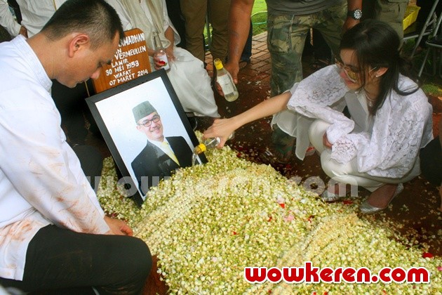 Gambar Foto Nia Ramadhani Selama Prosesi Pemakaman Ayahnya
