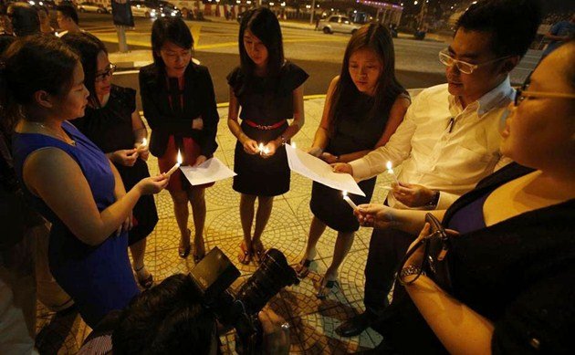Gambar Foto Etnis China di Malaysia Doa Bersama untuk Korban Pesawat Malaysia Airlines