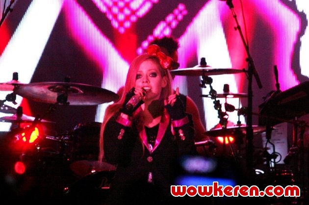 Gambar Foto Avril Lavigne Buka Konser dengan Single 'Hello Kitty'