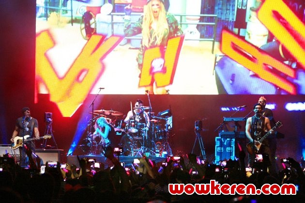 Gambar Foto Avril Lavigne di Konser 'Avril Lavigne on Tour 2014'