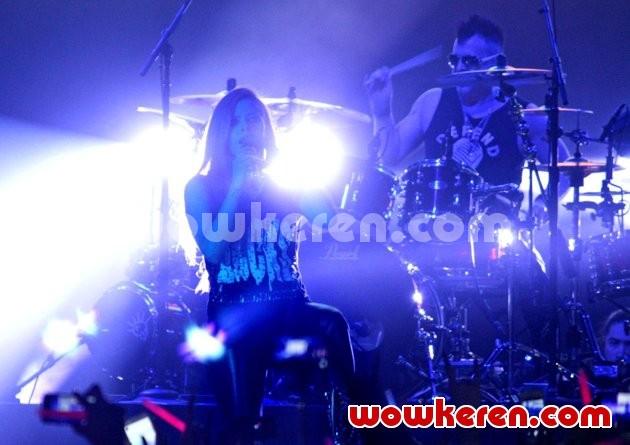 Gambar Foto Avril Lavigne di Konser 'Avril Lavigne on Tour 2014'