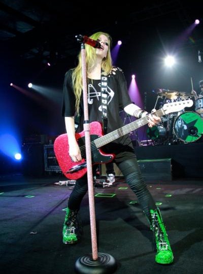 Gambar Foto Aksi Avril Lavigne Saat Mainkan Gitar di Atas Panggung