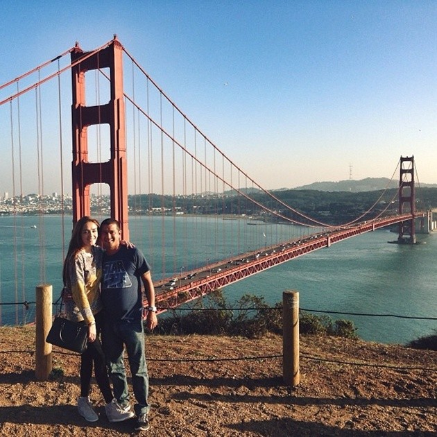 Gambar Foto Yasmine Wildblood dan Suami Berlatar Jembatan Golden Gate