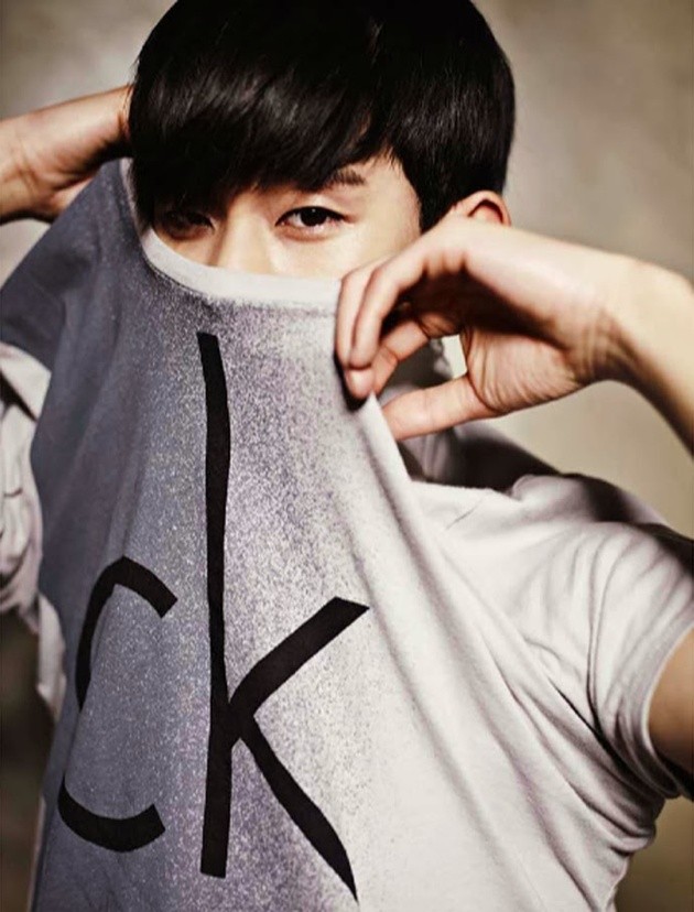 Gambar Foto Kim Soo Hyun di Majalah Esquire Korea Edisi Maret 2014