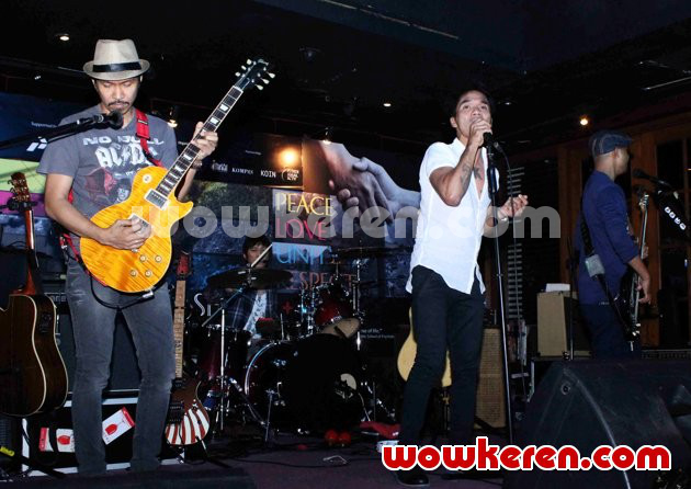 Gambar Foto Konser 'An Evening to Share + Care with Slank'