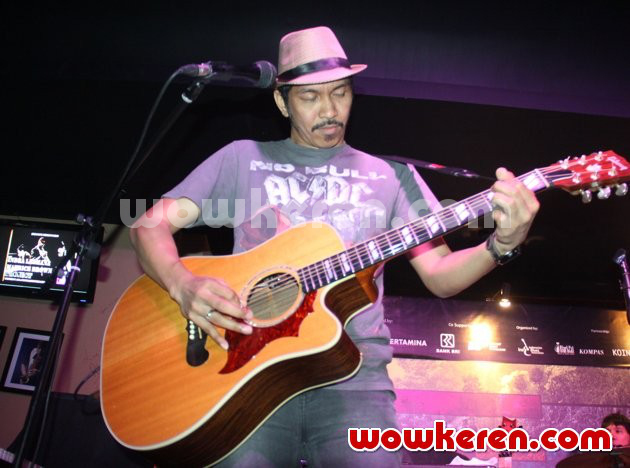 Gambar Foto Ridho Slank di Konser 'An Evening to Share + Care with Slank'