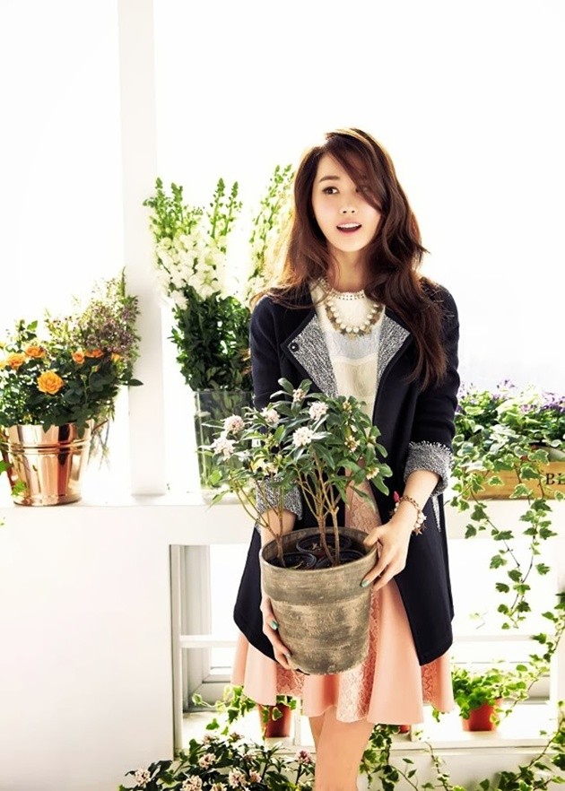 Gambar Foto Lee Da Hae Berpose untuk Katalog Arnaldo Bassini Edisi Musim Semi 2014