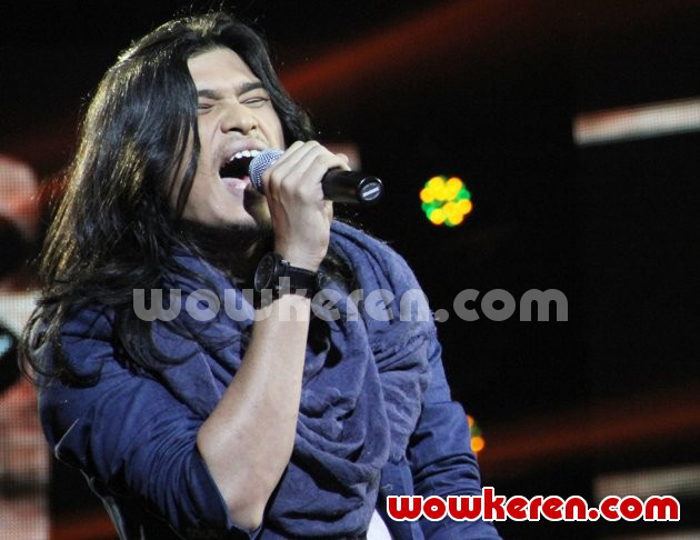 Gambar Foto Aksi Panggung Muhammad Devirzha di Spektakuler Show Indonesian Idol 2014
