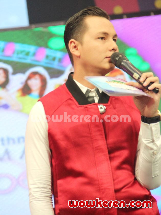Gambar Foto Andhika Pratama Saat Menjadi Host Konser '3 Tahun Senyuman Cherry Belle'