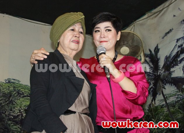 Gambar Foto Prosesi Dewinta Bahar Berganti Nama Menjadi Dewinta