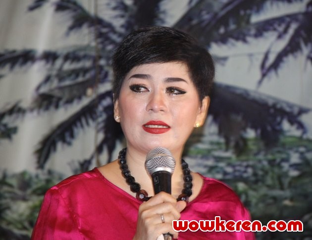 Gambar Foto Prosesi Dewinta Bahar Berganti Nama Menjadi Dewinta