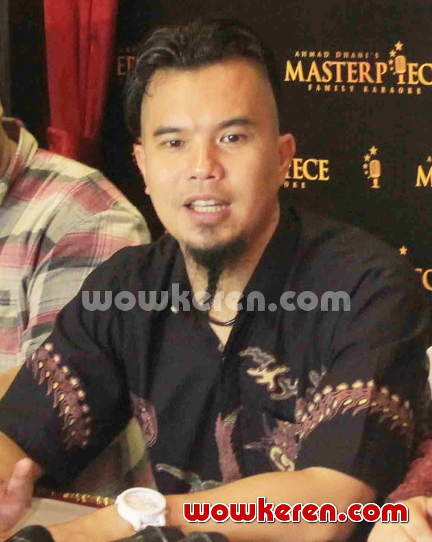 Gambar Foto Ahmad Dhani Saat Pembukaan Karaoke 'Ahmad Dhani's Masterpiece Family'