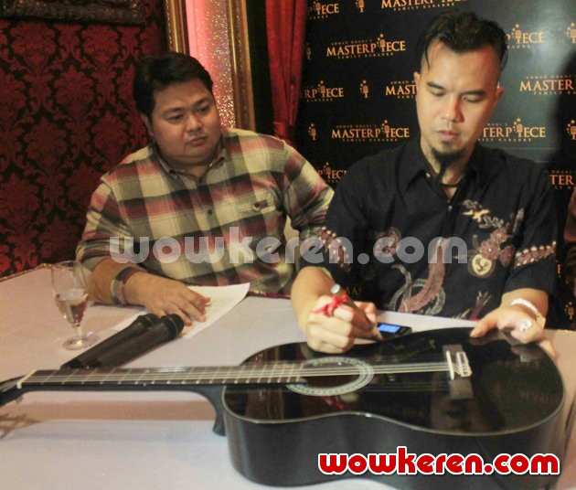 Gambar Foto Ahmad Dhani Saat Pembukaan Karaoke 'Ahmad Dhani's Masterpiece Family'
