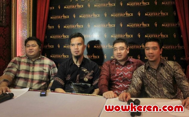 Gambar Foto Ahmad Dhani Saat Pembukaan Karaoke 'Ahmad Dhani's Masterpiece Family'