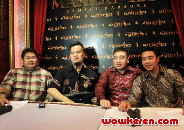 Gambar Foto Ahmad Dhani Saat Pembukaan Karaoke 'Ahmad Dhani's Masterpiece Family'