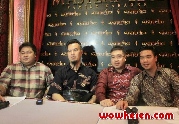 Gambar Foto Ahmad Dhani Saat Pembukaan Karaoke 'Ahmad Dhani's Masterpiece Family'
