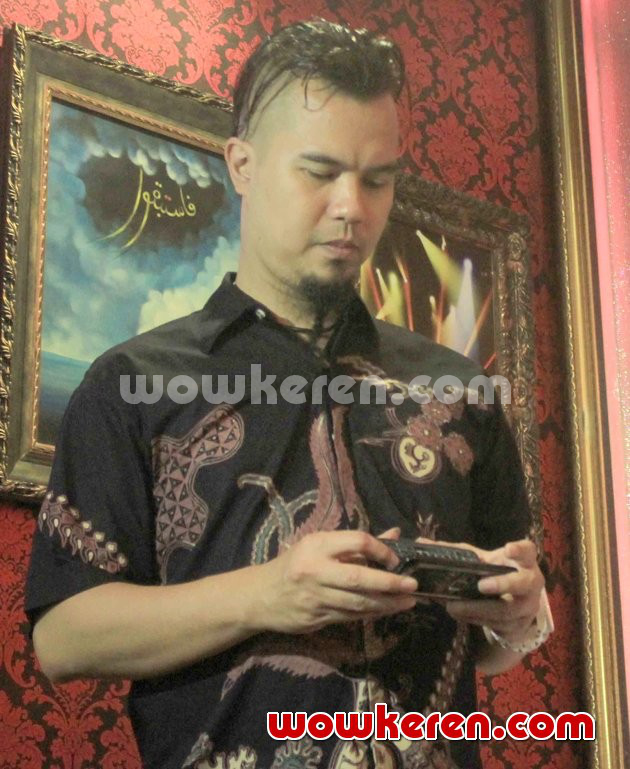Gambar Foto Ahmad Dhani Saat Pembukaan Karaoke 'Ahmad Dhani's Masterpiece Family'