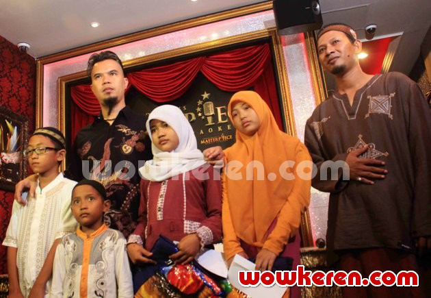 Gambar Foto Ahmad Dhani Saat Berikan Asuransi Pendidikan untuk Anak Korban Kecelakaan