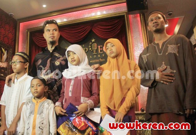 Gambar Foto Ahmad Dhani Saat Berikan Asuransi Pendidikan untuk Anak Korban Kecelakaan