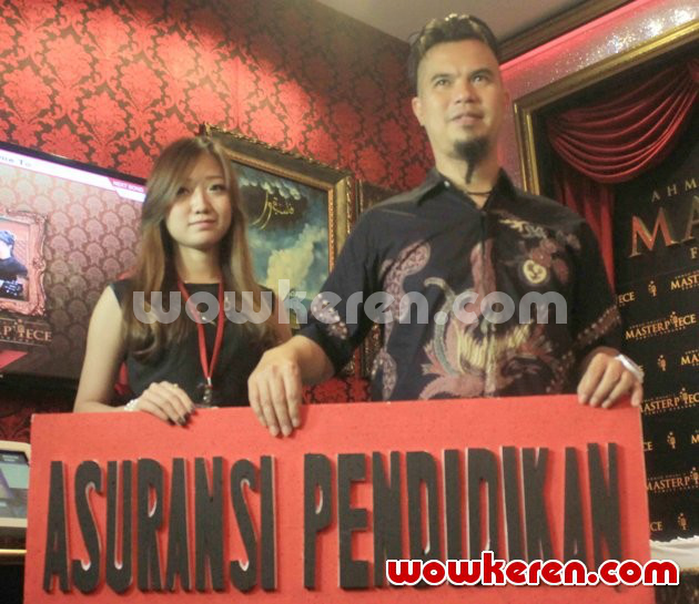 Gambar Foto Ahmad Dhani Saat Berikan Asuransi Pendidikan untuk Anak Korban Kecelakaan