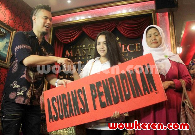 Gambar Foto Ahmad Dhani Saat Berikan Asuransi Pendidikan untuk Anak Korban Kecelakaan