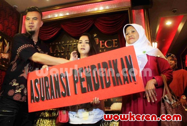 Gambar Foto Ahmad Dhani Saat Berikan Asuransi Pendidikan untuk Anak Korban Kecelakaan