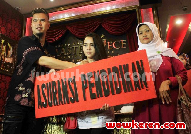 Gambar Foto Ahmad Dhani Saat Berikan Asuransi Pendidikan untuk Anak Korban Kecelakaan
