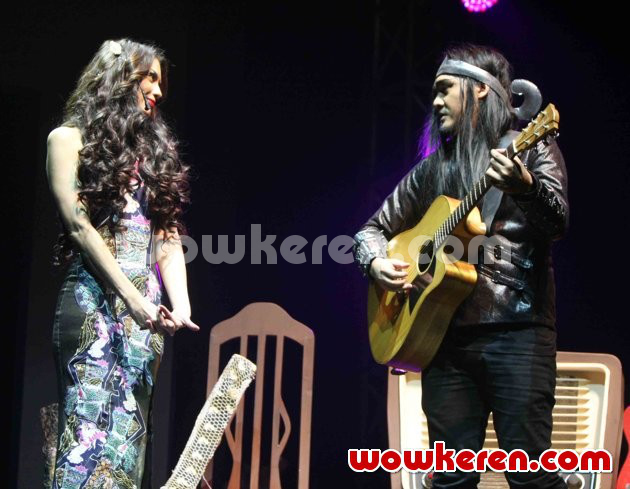 Gambar Foto Penampilan Sophia Latjuba dan Stevie Morley Item di 'Wayang Orang Rock Ekalaya'