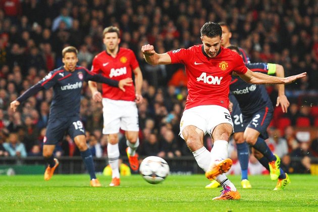 Gambar Foto Robin van Persie Saat Cetak Gol ke Gawang Olympiacos