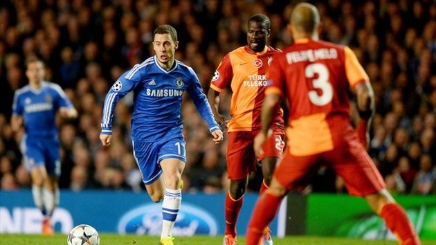 Gambar Foto Eden Hazard Saat Dikepung Pemain Galatasaray