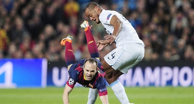 Gambar Foto Andres Iniesta Dijatuhkan oleh Vincent Kompany