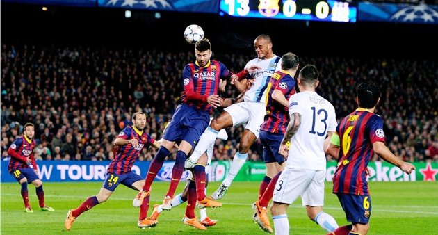 Gambar Foto Gerard Pique Duel Udara dengan Vincent Kompany