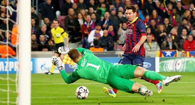 Gambar Foto Lionel Messi Saat Berhasil Membobol Gawang Joe Hart