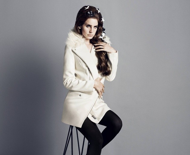 Gambar Foto Lana Del Rey Berpose untuk Kampanye H&M Autumn-Winter 2012/2013