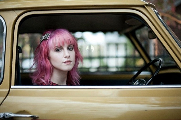 Gambar Foto Hayley Williams Ketika Syuting Video 'Playing God'