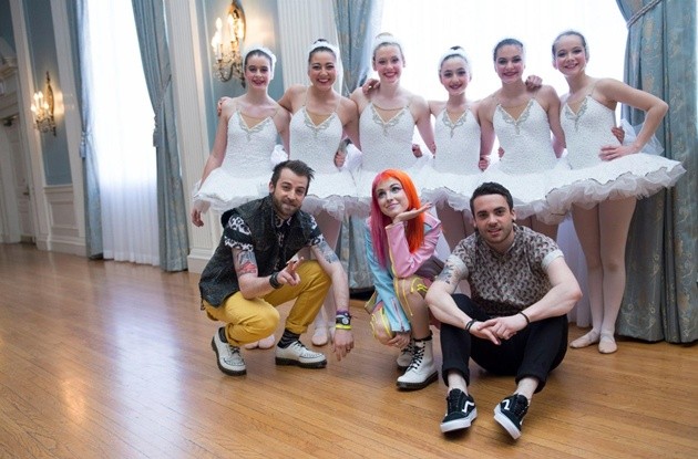 Gambar Foto Paramore Ditengah Syuting Video 'Still Into You'