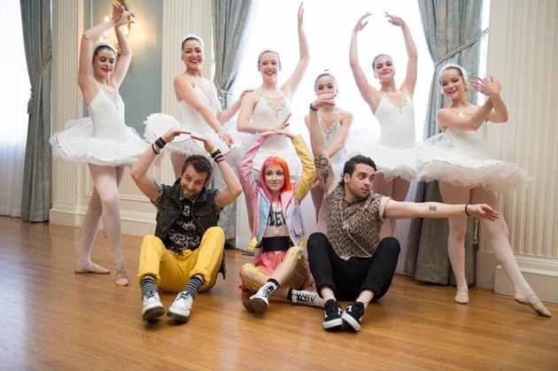 Gambar Foto Paramore Ditengah Syuting Video 'Still Into You'