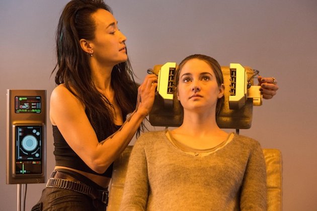 Gambar Foto Akting Maggie Q dan Shailene Woodley di Film 'Divergent'