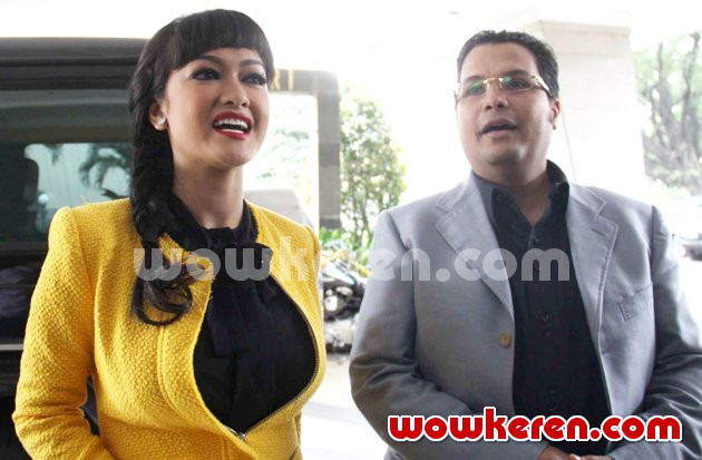 Gambar Foto Julia Perez Saat Datangi Mabes Polri