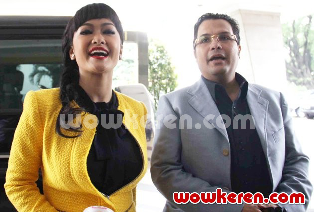 Gambar Foto Julia Perez Saat Datangi Mabes Polri