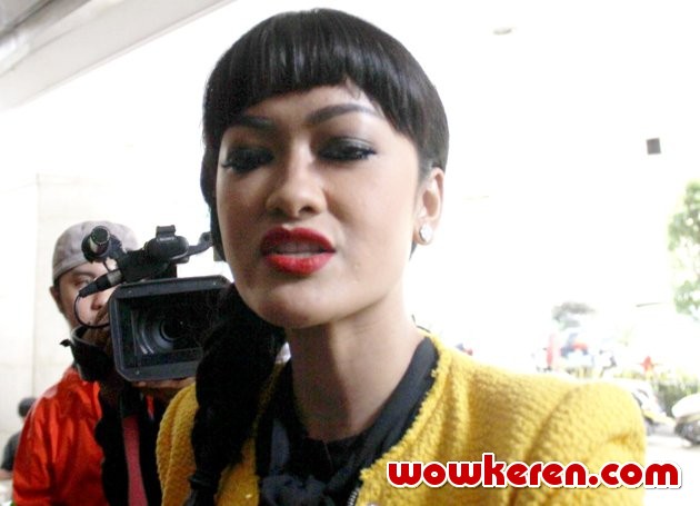 Gambar Foto Julia Perez Saat Datangi Mabes Polri