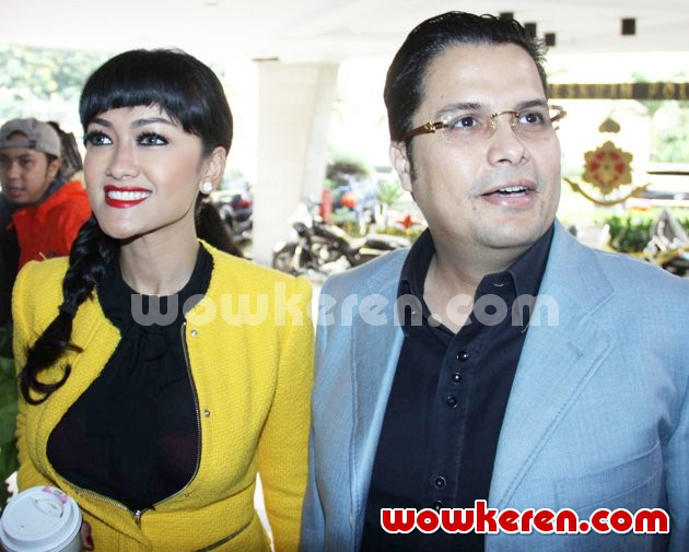Gambar Foto Julia Perez Saat Datangi Mabes Polri
