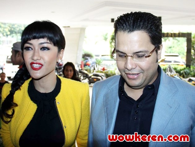 Gambar Foto Julia Perez Saat Datangi Mabes Polri