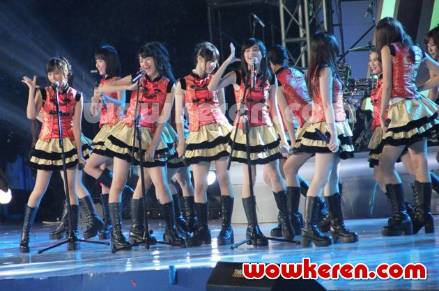 Gambar Foto JKT48 Nyanyikan 'Flying Get' di Ulang Tahun 'Dahsyat' yang ke-6