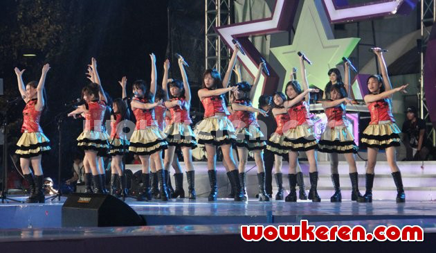 Gambar Foto JKT48 Nyanyikan 'Flying Get' di Ulang Tahun 'Dahsyat' yang ke-6