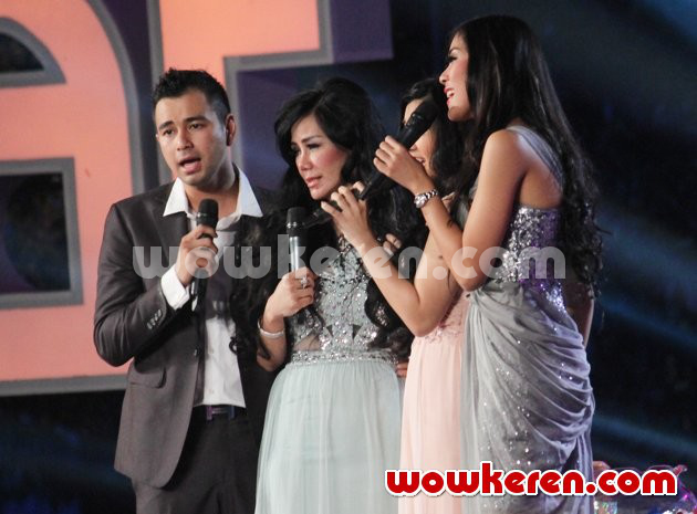 Gambar Foto Raffi Ahmad dan Syahnaz Sadiqah Bersama dengan Keluarga
