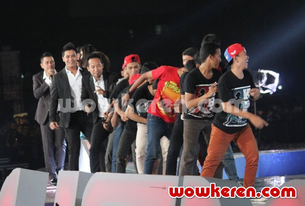 Gambar Foto Aksi Denny Cagur Lakukan Goyang Bang Jali Bersama Keluarga Bang Jali